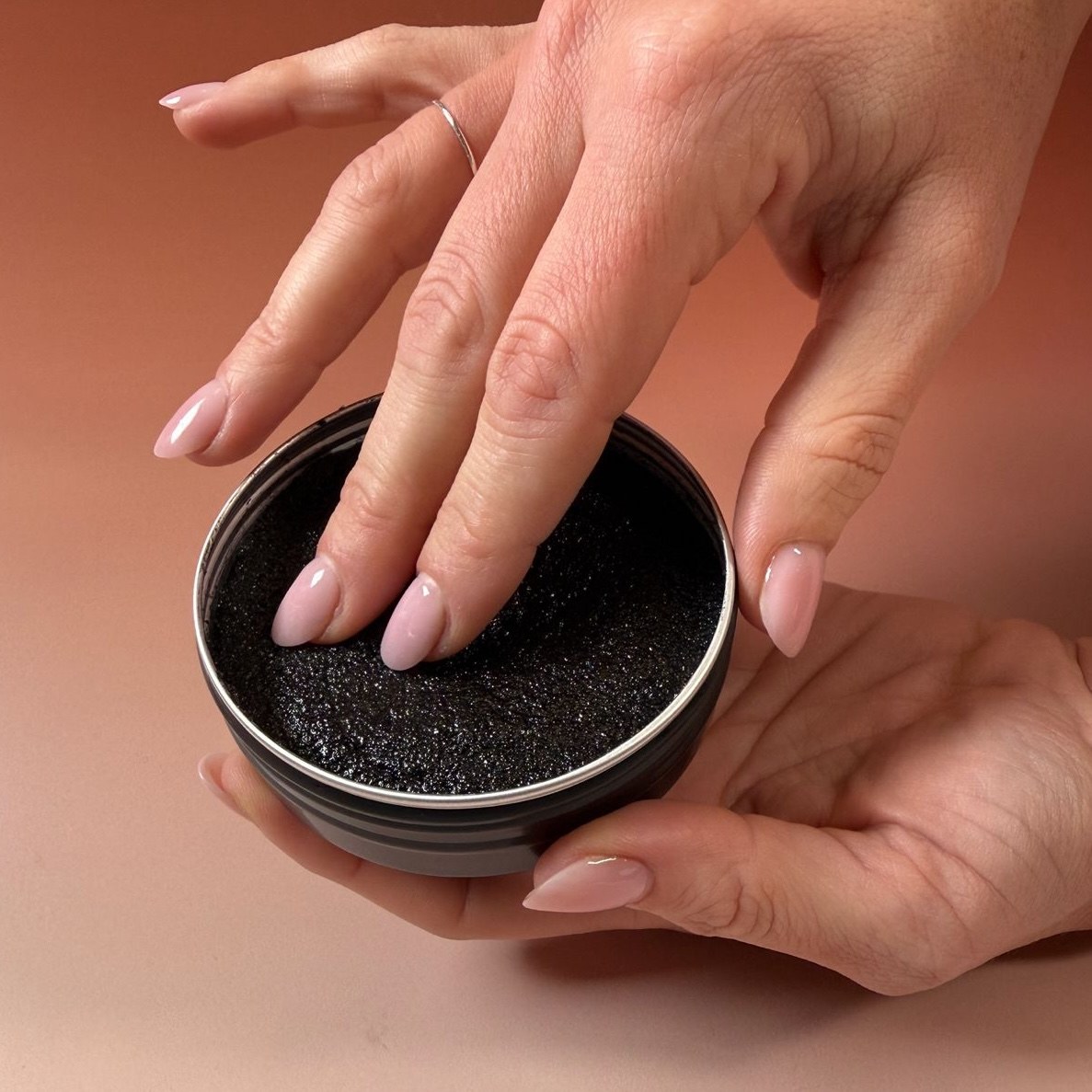 How to make a DIY sugar scrub with activated charcoal?