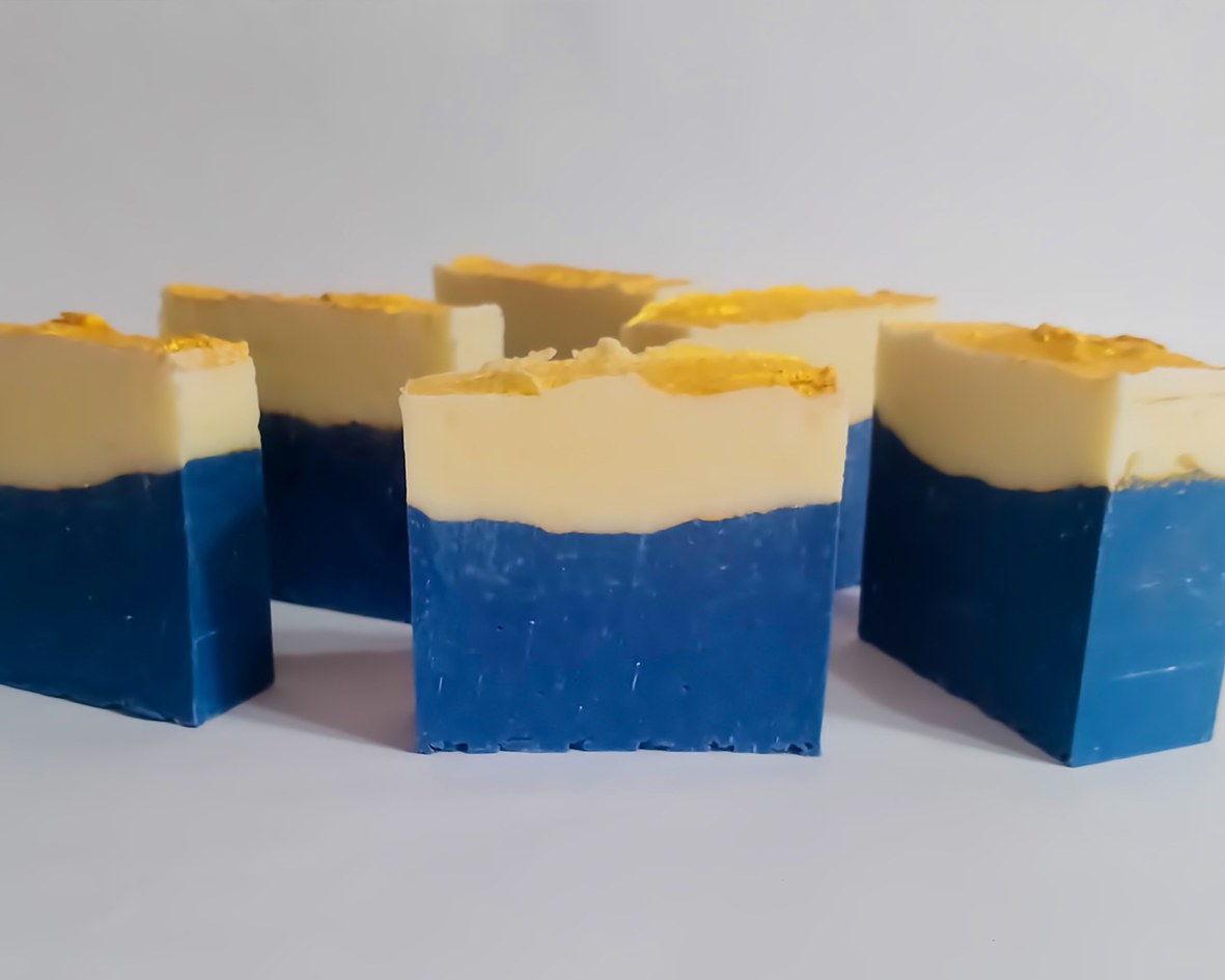 Blau-gelbe Seife mit Natriumlaktat steht von vorn auf weißem Hintergrund.