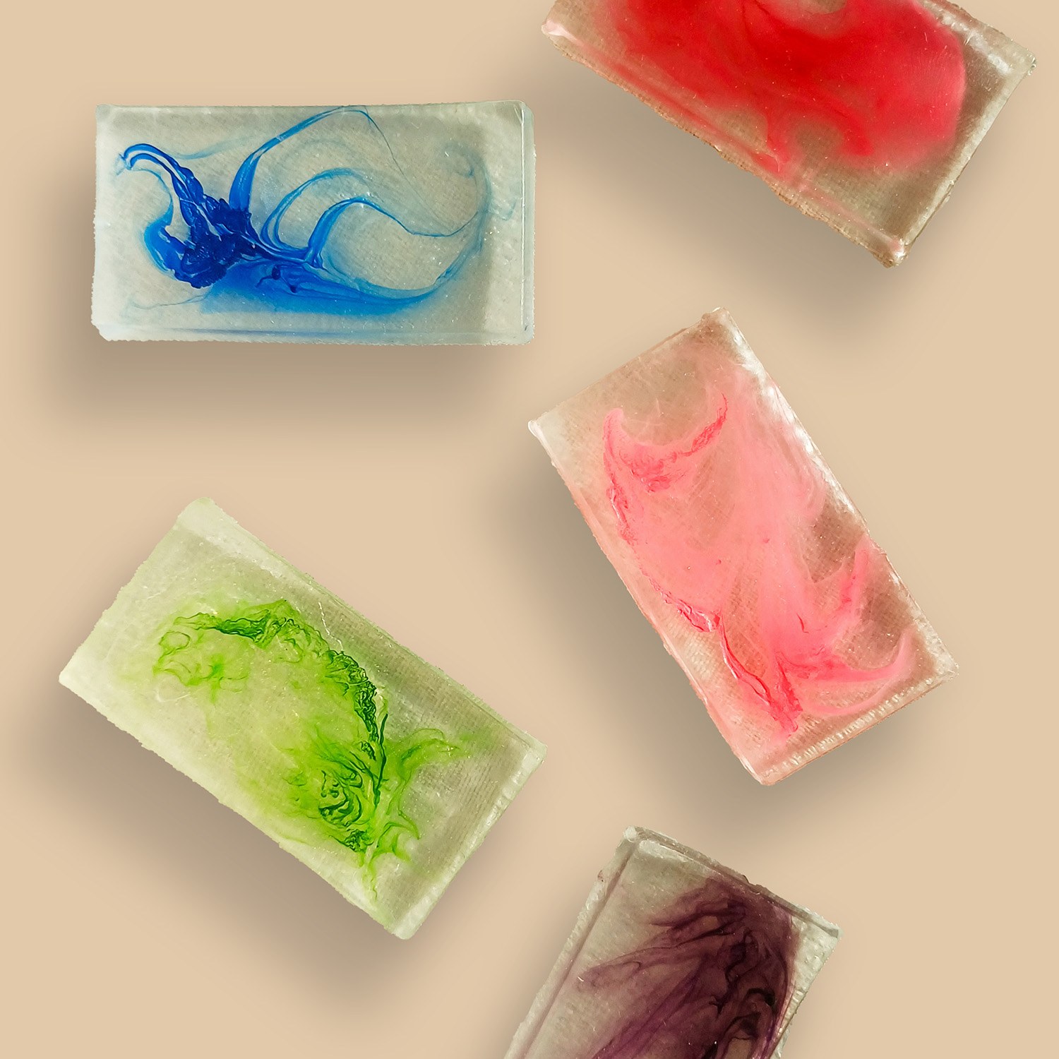 Mydło z efektem swirl na beżowym tle z delikatnymi cieniami według poradnika z pracowni Handymade.