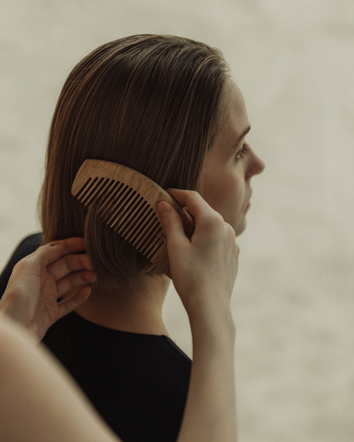 Unas mujeres se desenredan fácilmente el cabello gracias al acondicionador capilar en espray.