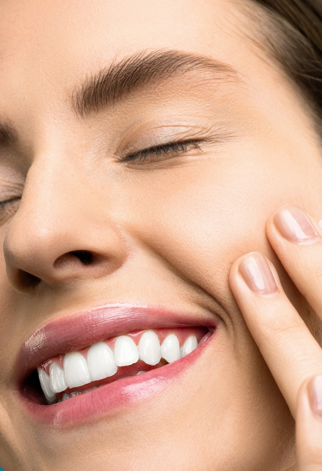 Una mujer tiene los labios hidratados gracias al bálsamo labial de cuidado.