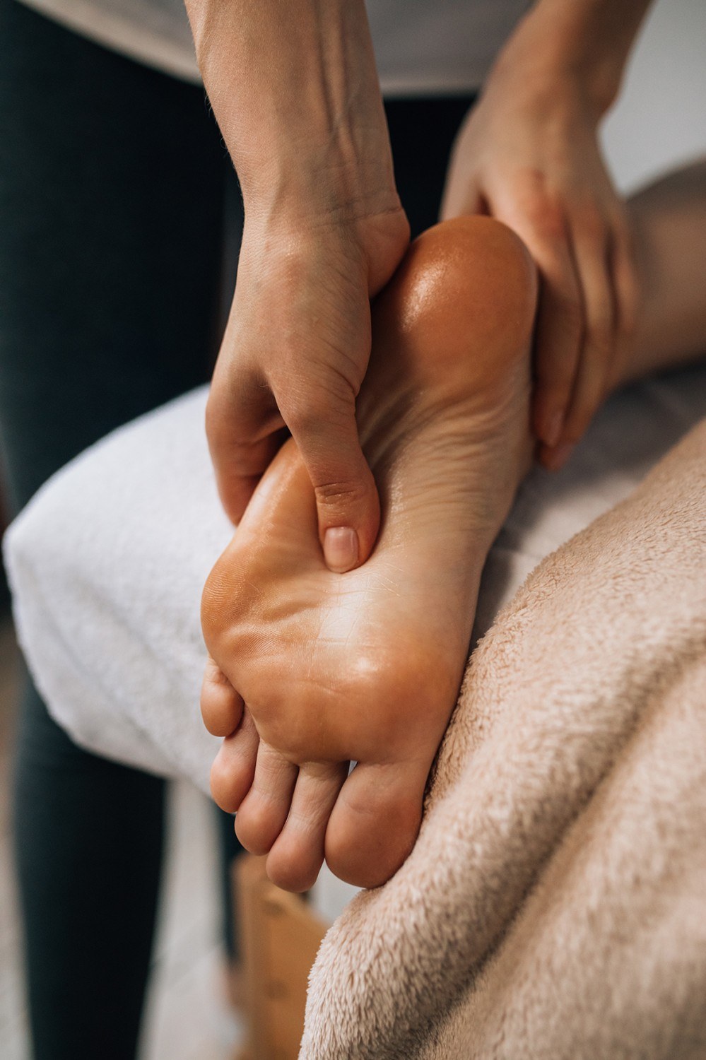 Massage des Beins mit Menthol-Massageöl