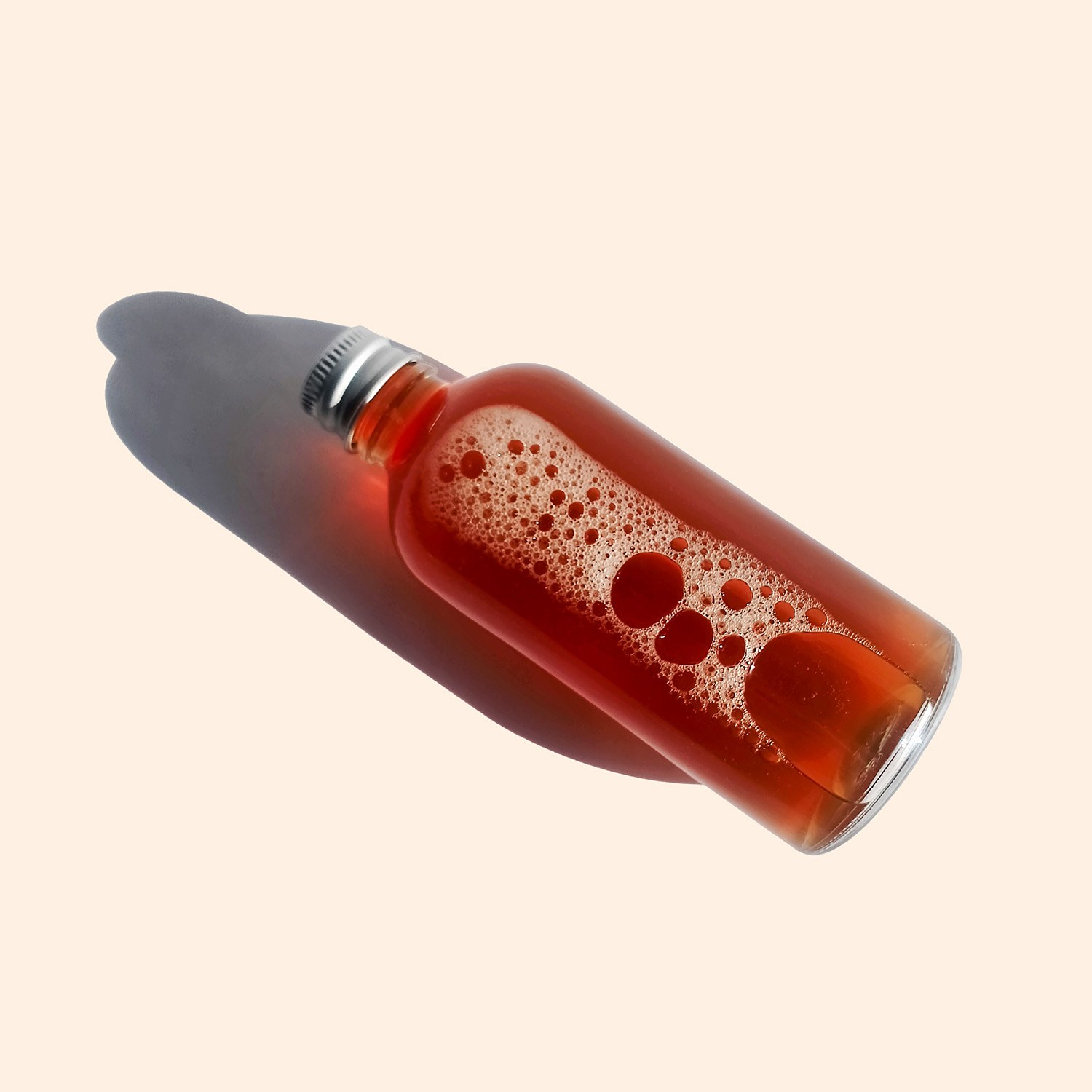 Agua micelar de Handymade con burbujas finas en un frasco transparente sobre un fondo beige claro