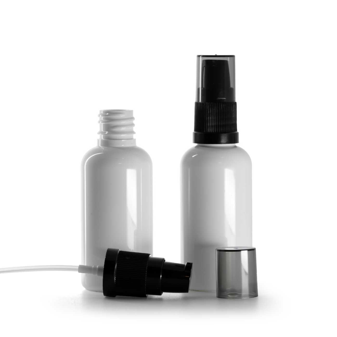 Butelka plastikowa biała, czarna pompka do kremów z przydymionym kapturkiem, 50 ml