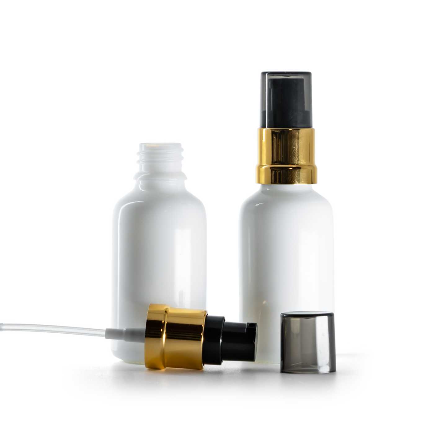 Sklenená fľaška, liekovka, biela, čierno-zlatý lesklý dávkovač s dymovým krytom, 30 ml