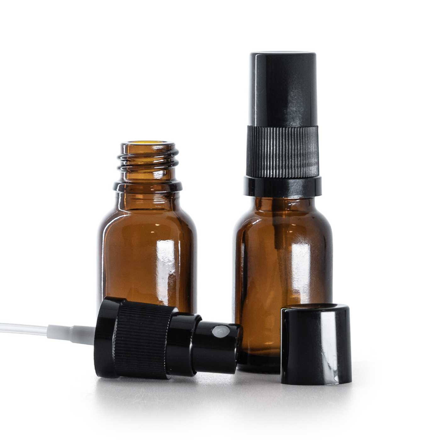 Hnědá skleněná lahvička, černý rozprašovač, černý kryt, 15 ml