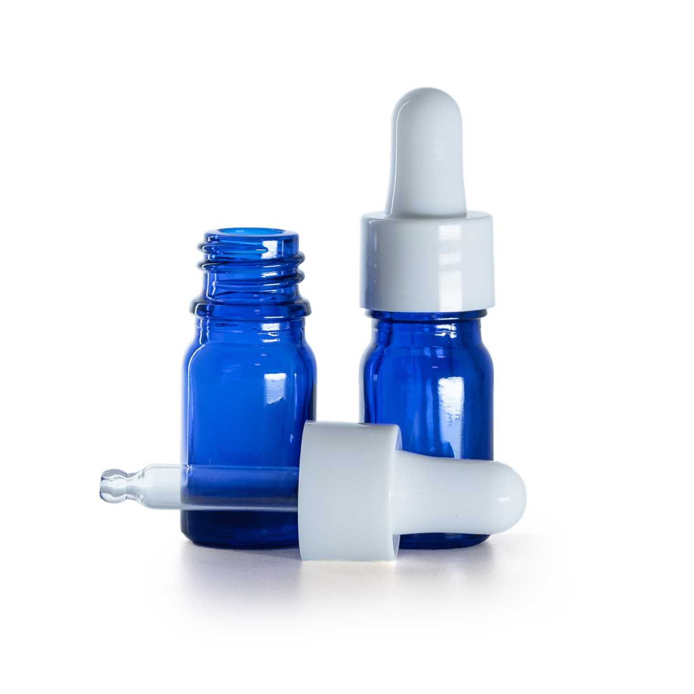 Blaue Glasflasche mit glänzender weißer Pipette 5 ml