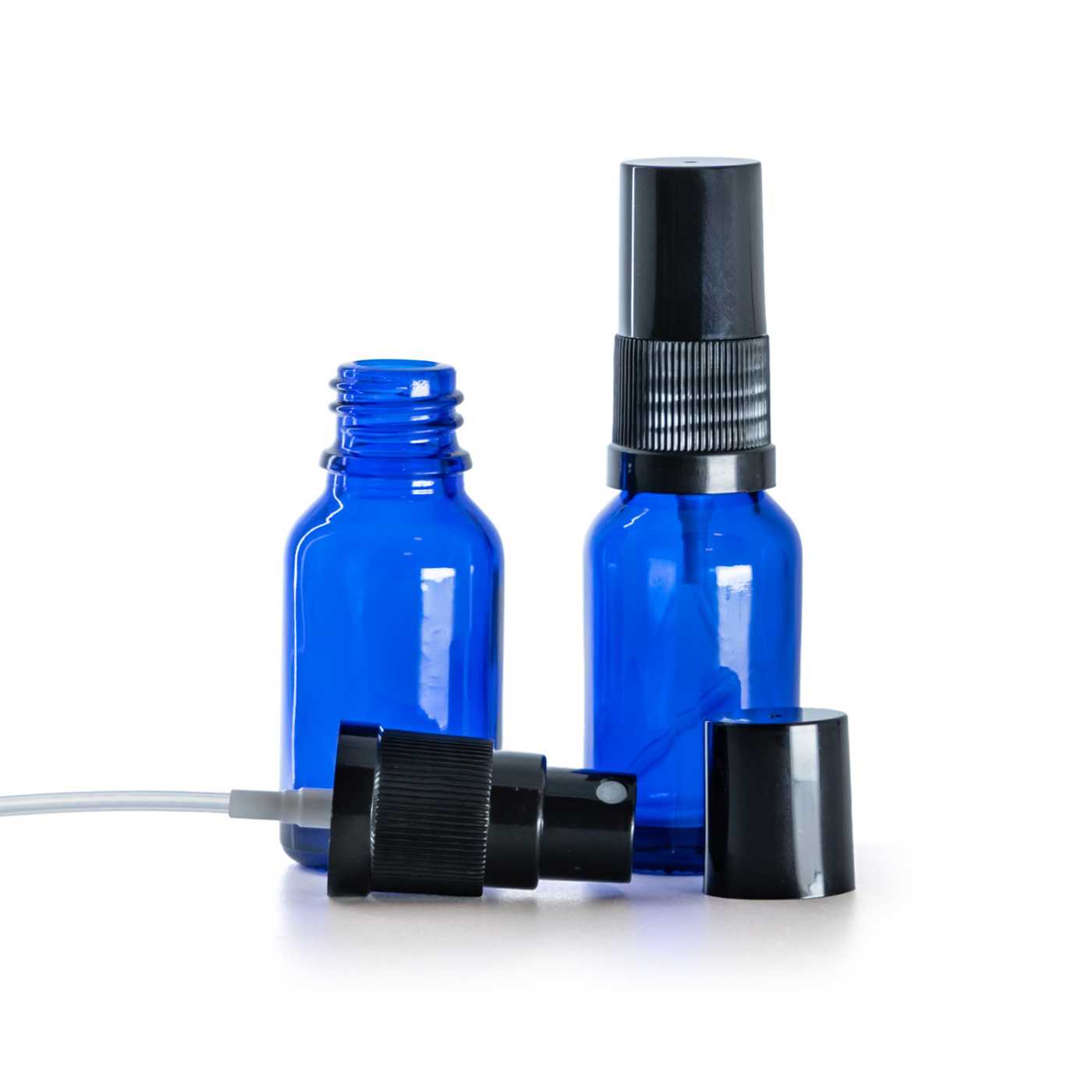 Blaue Glasflasche, schwarzer Feinnebelzerstäuber, schwarze Schutzkappe, 15 ml