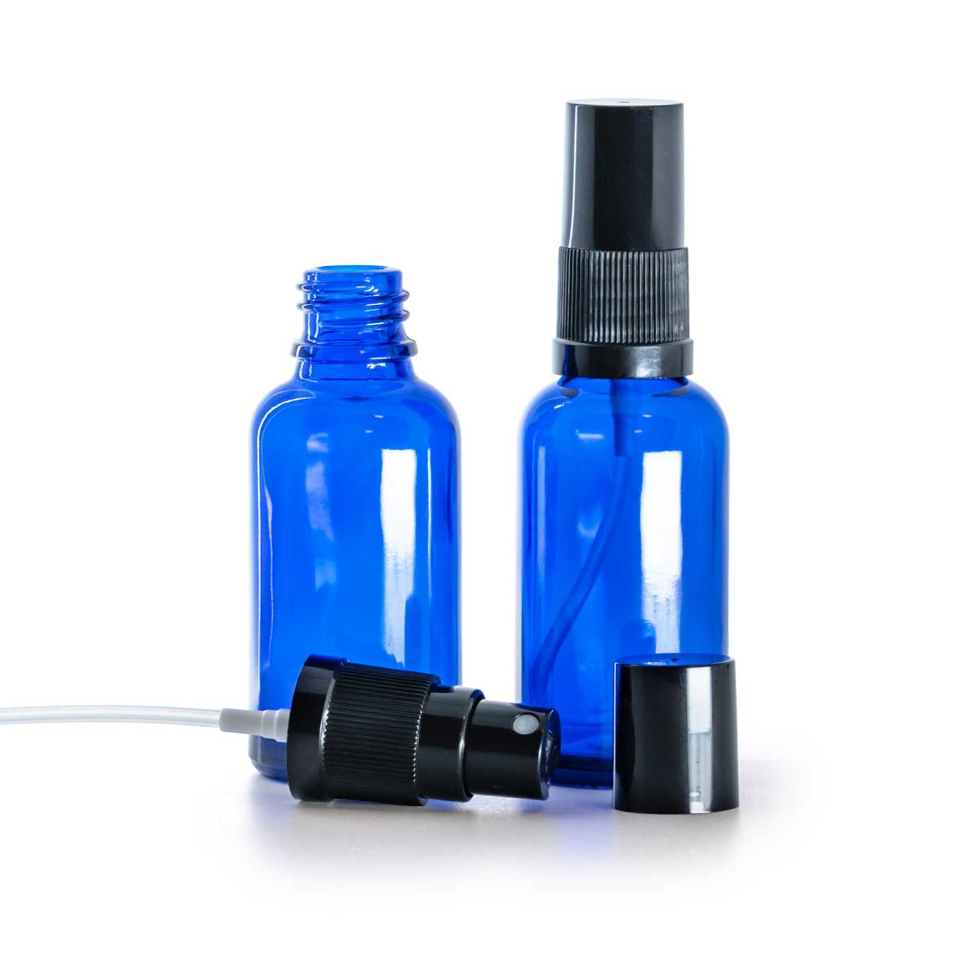 Blaue Glasflasche, schwarzer Feinnebelzerstäuber, schwarze Kappe, 30 ml