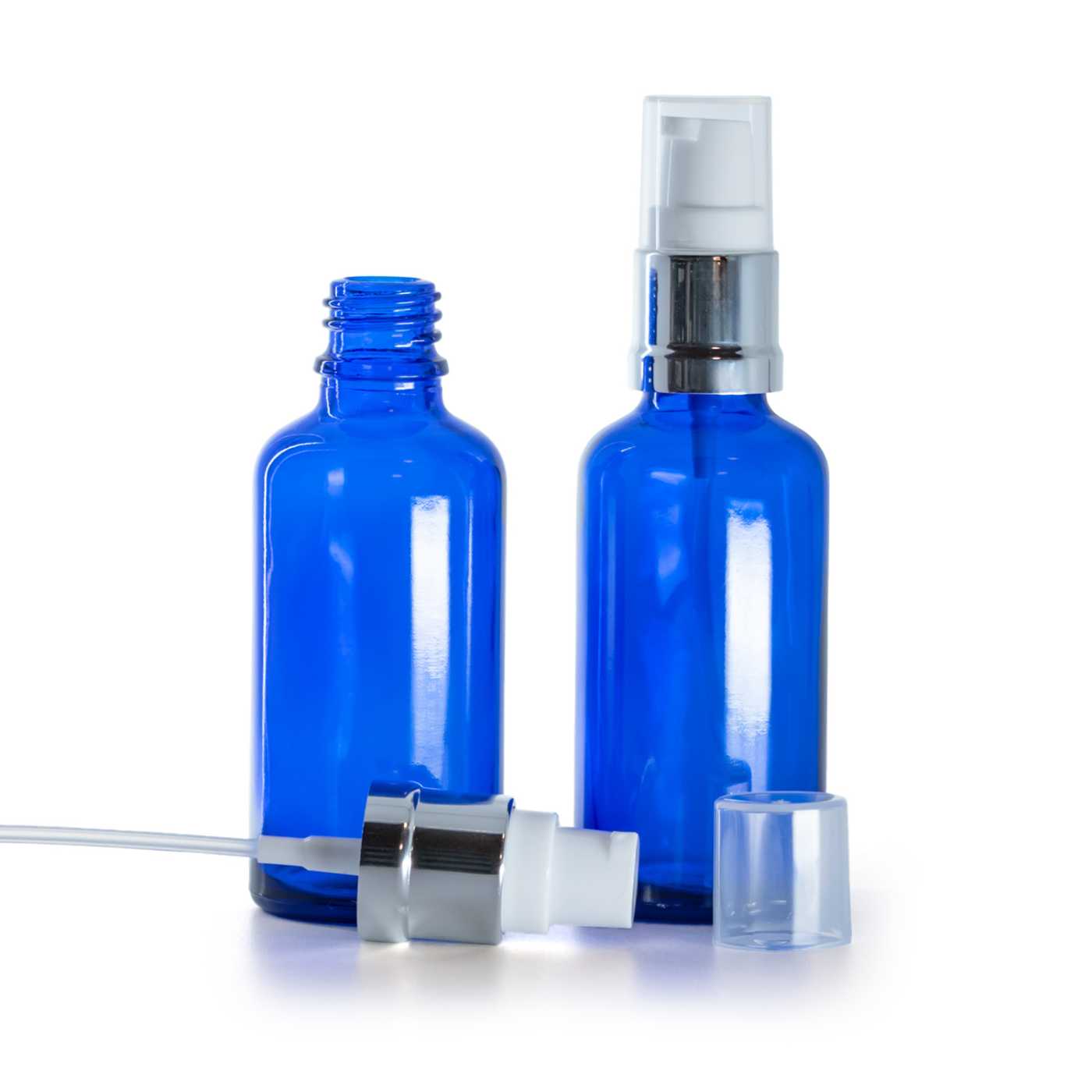 Blaue Glasflasche mit glänzend weiß-silbernem Spender, 50 ml