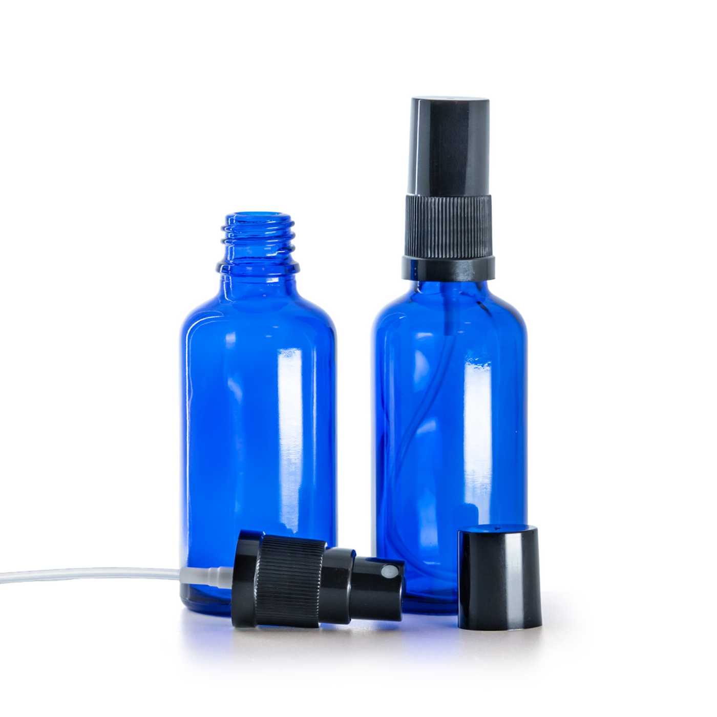 Blaue Glasflasche, schwarzer Feinstaubsprüher, schwarze Überkappe, 50 ml