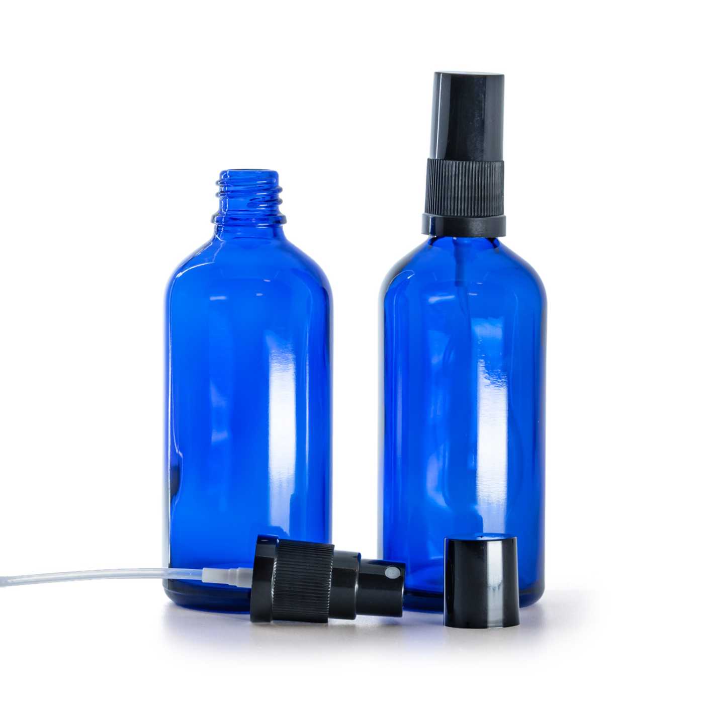 Blaue Glasflasche, schwarzer Feinsprühkopf, schwarze Kappe, 100 ml