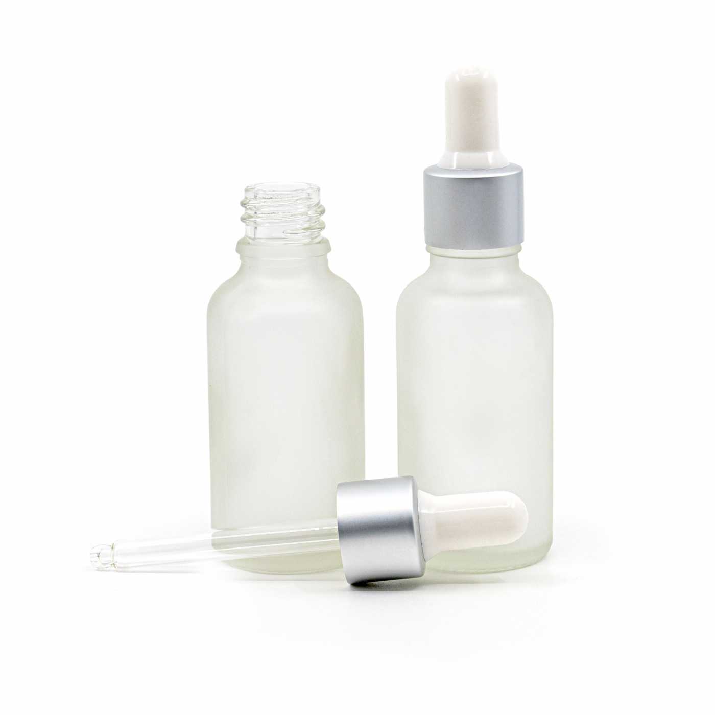 Mléčně průhledná skleněná lahvička, matné stříbrné kapátko, 30 ml