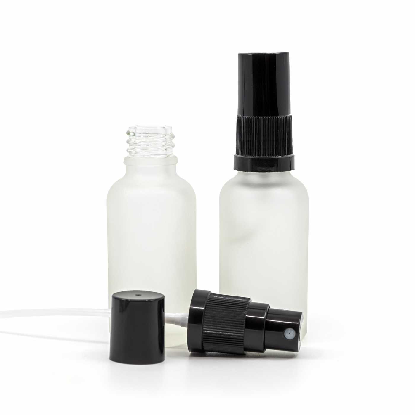 Átlátszó matt üvegpalack, fekete finompermet-szóró, fekete kupak, 30 ml