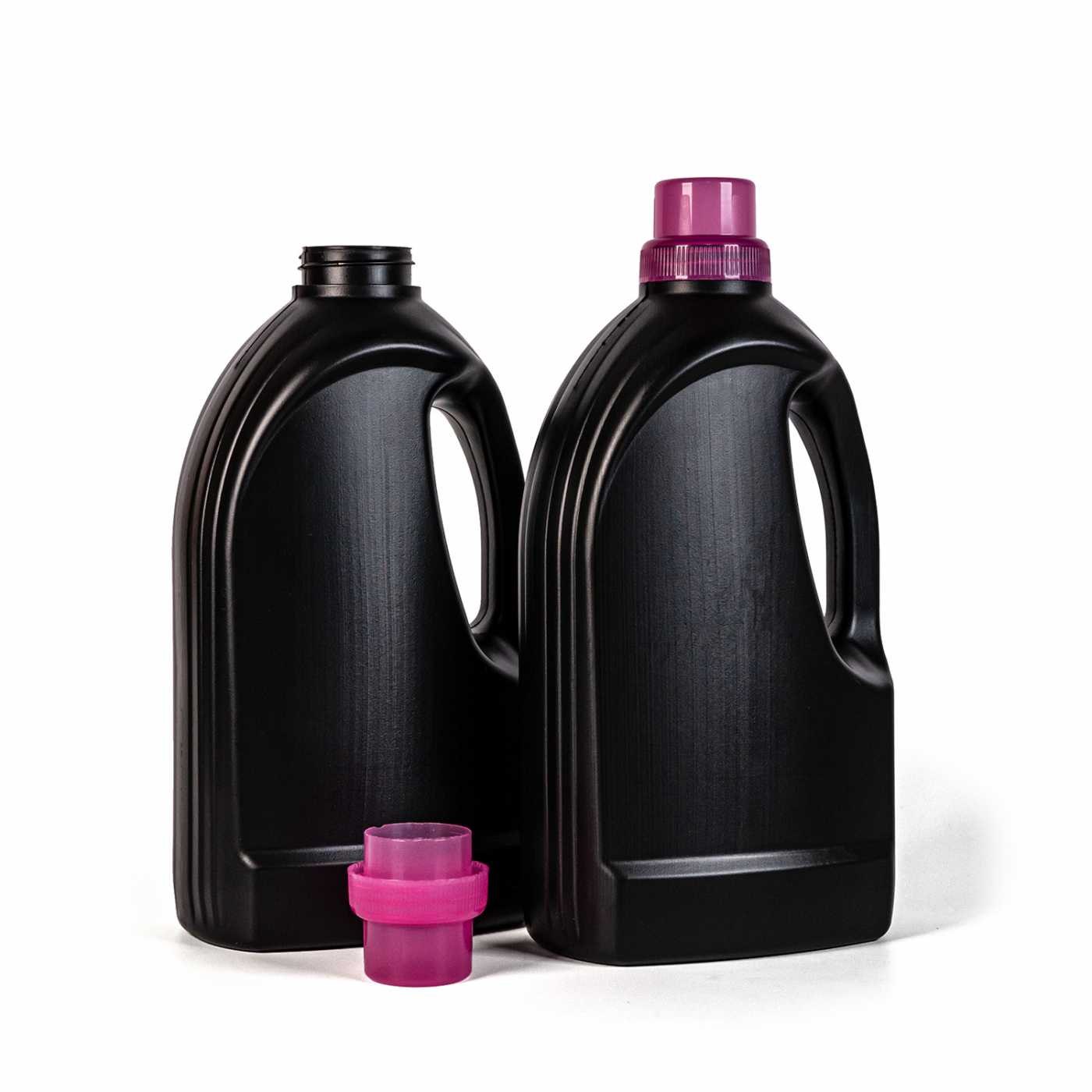 Fekete műanyag öblítőszeres flakon, rózsaszín kupak, 1,5 l